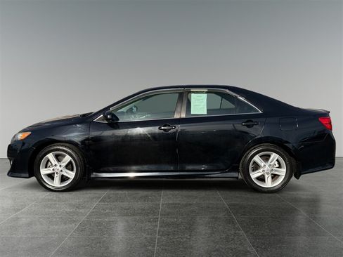 Used 2013 Toyota Camry SE FWD image 2