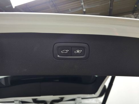 Used 2019 Volvo XC90 T5 Momentum w/ Multimedia Package AWD/4WD image 9