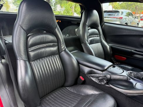 Used 2000 Chevrolet Corvette Coupe w/ Performance Handling Pkg RWD image 13