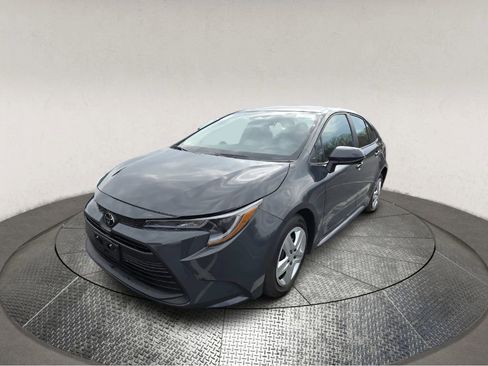 Used 2025 Toyota Corolla LE image 3