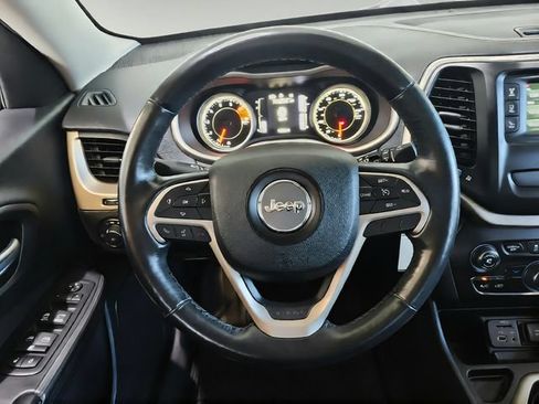 Used 2016 Jeep Cherokee Latitude w/ Cold Weather Group FWD image 9