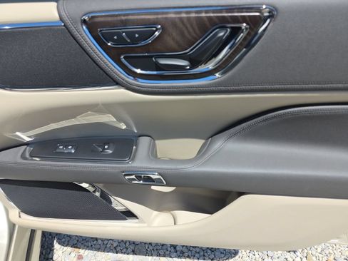 Used 2017 Lincoln Continental Select FWD image 19