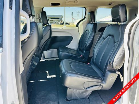 Used 2023 Chrysler Pacifica Touring-L image 26