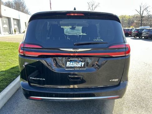 Used 2024 Chrysler Pacifica Touring-L image 27