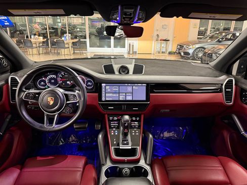 Used 2020 Porsche Cayenne S image 9