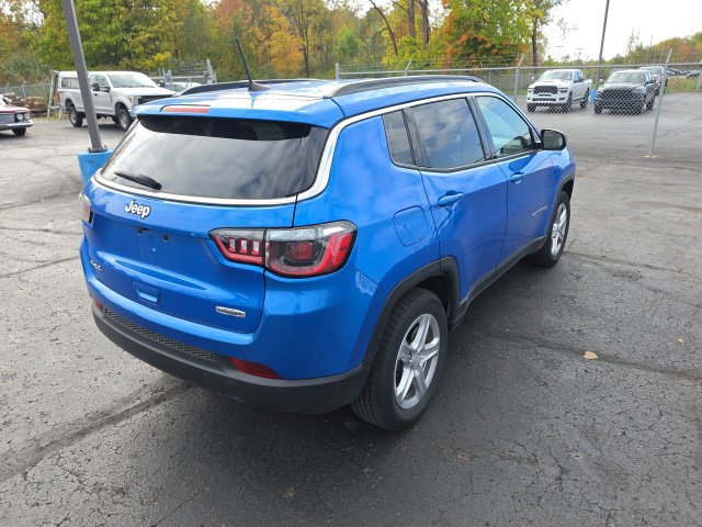 Used 2023 Jeep Compass Latitude w/ Convenience Group AWD/4WD image 3
