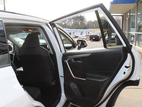Used 2021 Toyota RAV4 XLE AWD/4WD image 21