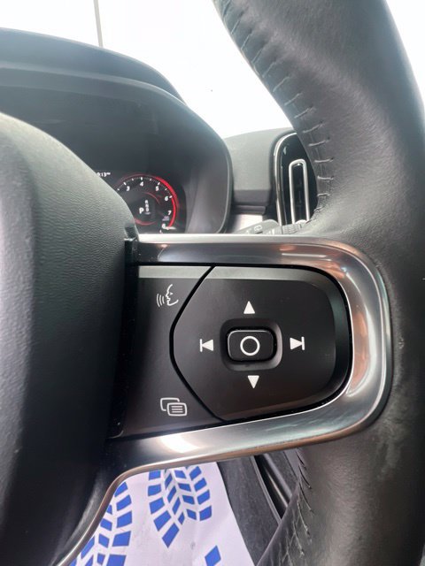 Used 2020 Volvo XC40 T4 Momentum FWD image 12