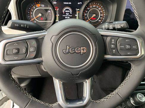 Used 2025 Jeep Wrangler Sahara image 27