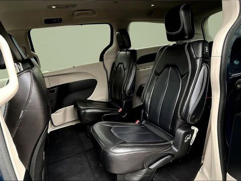 Used 2023 Chrysler Pacifica Touring-L FWD image 21