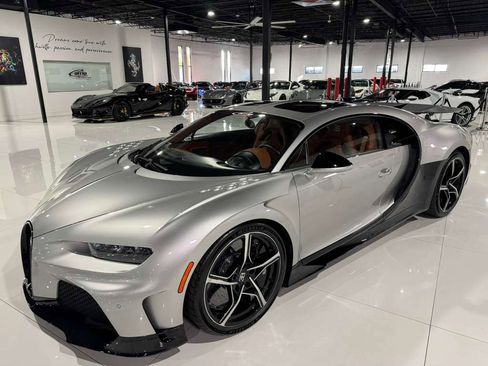 Used 2023 Bugatti Chiron Super Sport image 3