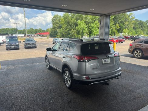 Used 2018 Toyota RAV4 Limited image 19