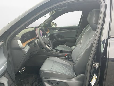 Certified 2025 Volkswagen Tiguan SEL R-Line image 11