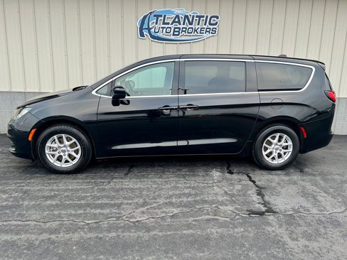 Used 2024 Chrysler Voyager LX image 2