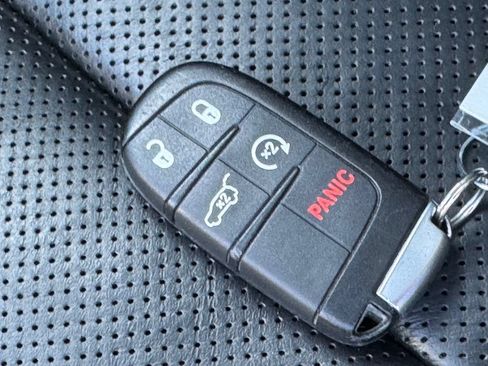 Used 2017 Jeep Grand Cherokee Overland w/ Jeep Active Safety Group AWD/4WD image 26