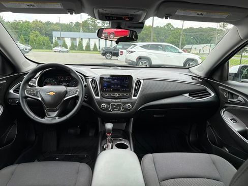 Used 2025 Chevrolet Malibu RS FWD image 8