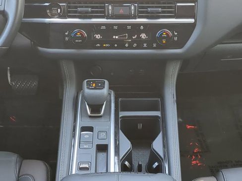 Certified 2025 Nissan Pathfinder Platinum FWD image 19