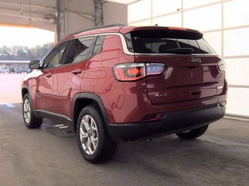 Used 2025 Jeep Compass Latitude w/ Sun & Sound Group AWD/4WD image 4