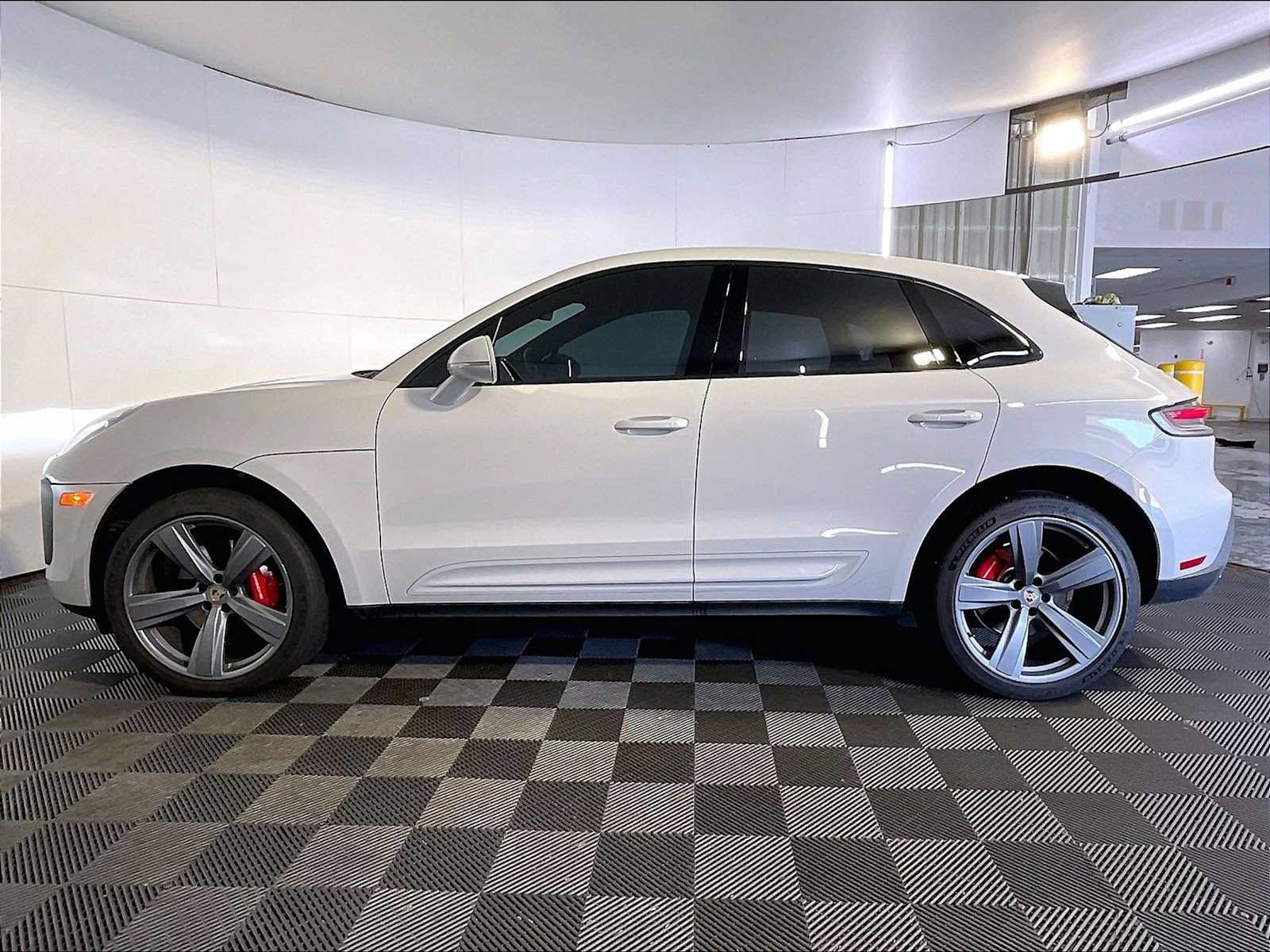 Certified 2023 Porsche Macan S AWD/4WD image 2