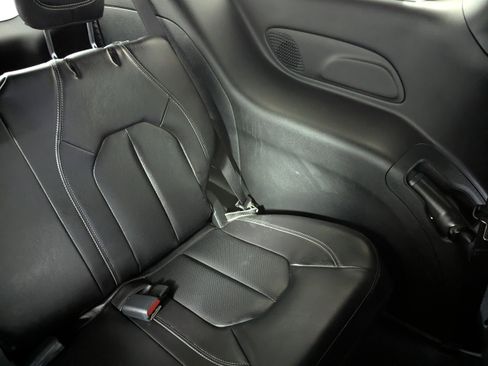 Used 2022 Chrysler Pacifica Touring-L w/ Uconnect Theater Family Group AWD/4WD image 22