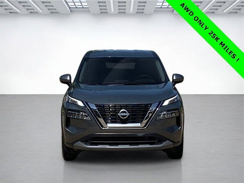 Used 2023 Nissan Rogue SV image 3