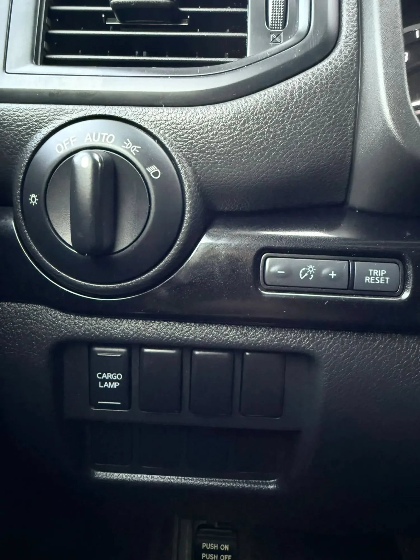 Used 2022 Nissan Titan SV AWD/4WD image 18