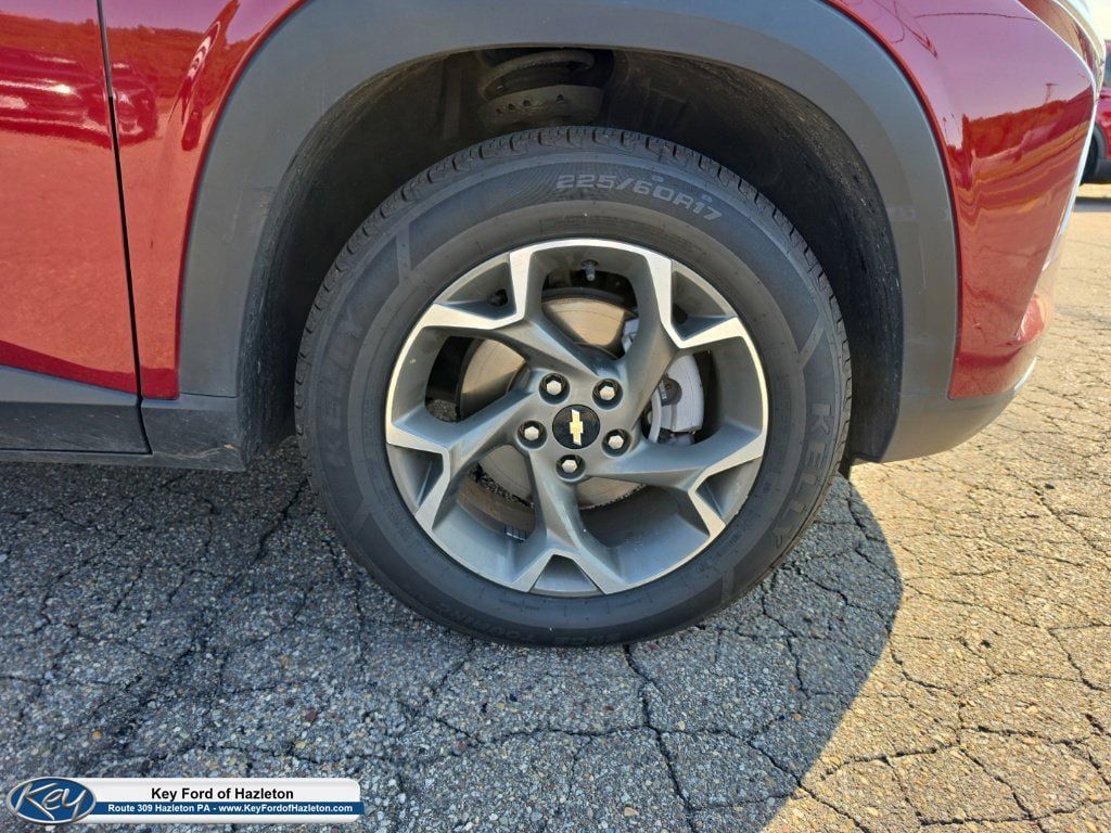 Used 2025 Chevrolet Trax LT FWD image 15