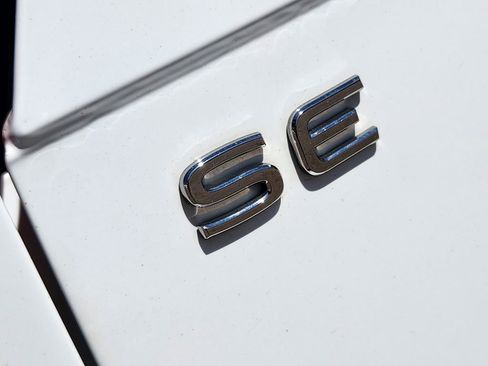 Certified 2022 Volkswagen Tiguan SE R-Line image 9