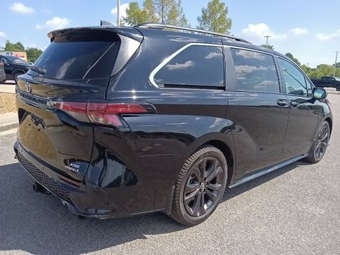 Used 2023 Toyota Sienna XSE FWD image 3