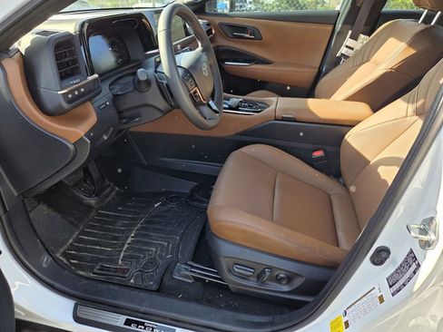 Used 2025 Toyota Crown Signia w/ Advanced Technology Package image 6