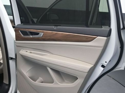 Used 2024 Volkswagen Atlas SE FWD image 21
