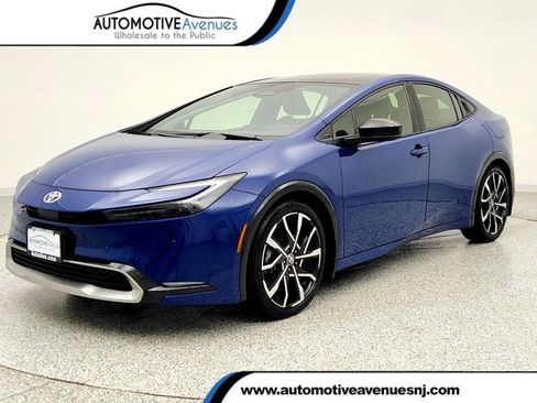 Used 2025 Toyota Prius Plug-In Hybrid image 1