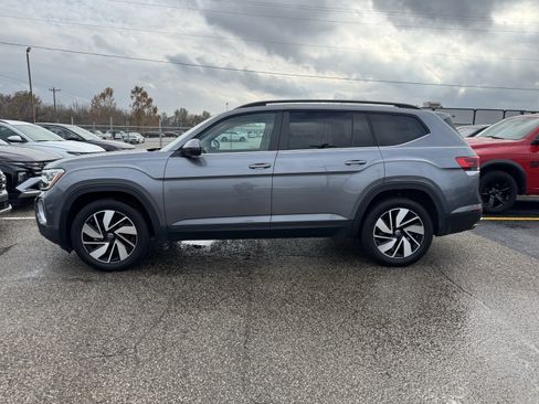 Used 2025 Volkswagen Atlas SE image 2