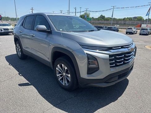 Used 2025 Chevrolet Equinox LT AWD/4WD image 3
