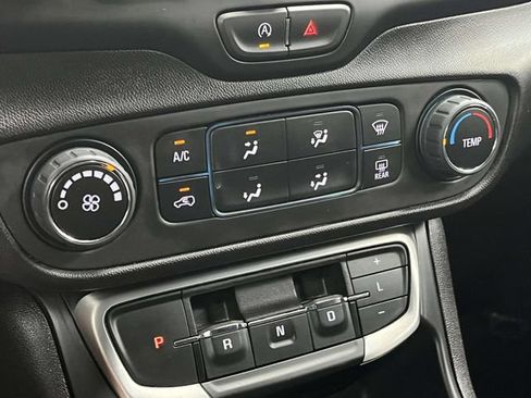 Used 2024 GMC Terrain SLE FWD image 34