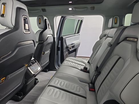 Used 2023 Rivian R1S Launch Edition AWD/4WD image 21