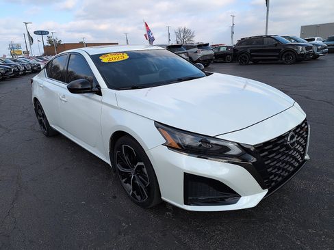 Used 2023 Nissan Altima 2.5 SR w/ SR Premium Package image 1