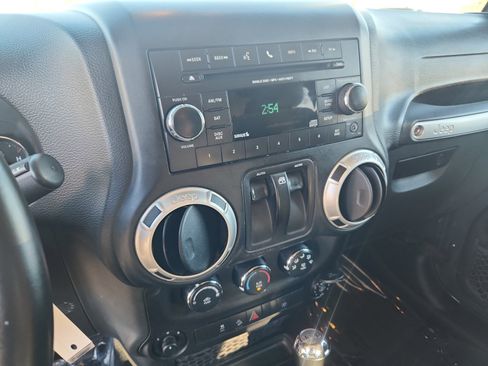 Used 2017 Jeep Wrangler Sahara w/ Connectivity Group image 13