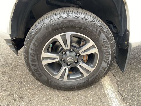 Used 2019 Toyota Tacoma TRD Sport image 11