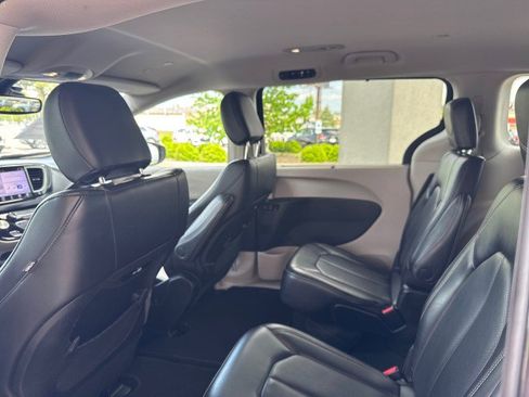 Used 2023 Chrysler Pacifica Touring-L FWD image 7