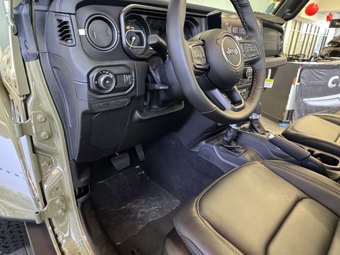 New 2025 Jeep Wrangler Unlimited Rubicon 392 image 15