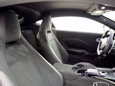 Used 2019 Aston Martin V8 Vantage Coupe image 32