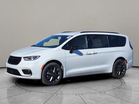 New 2026 Chrysler Pacifica Select w/ S Appearance Package image 3