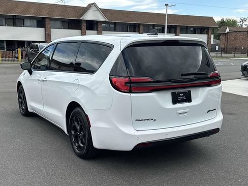 Used 2023 Chrysler Pacifica Limited w/ Uconnect Theater Family Group FWD image 38