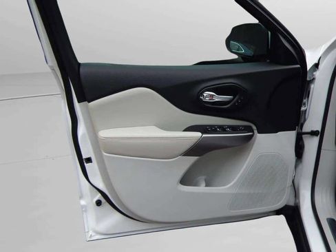 Used 2020 Jeep Cherokee Limited w/ Technology Group image 9