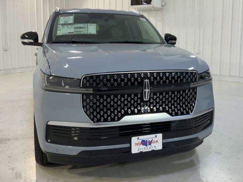 New 2026 Lincoln Navigator L Premier AWD/4WD image 4