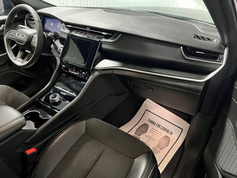 Used 2024 Jeep Grand Cherokee L Laredo image 3