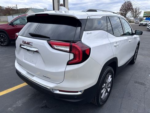 Used 2024 GMC Terrain SLT w/ Infotainment Package II image 3