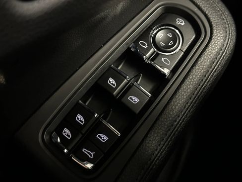 Used 2023 Porsche Macan Turbo AWD/4WD image 31