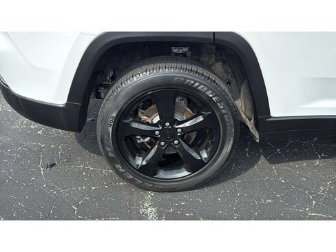Used 2024 Jeep Grand Cherokee Altitude AWD/4WD image 13